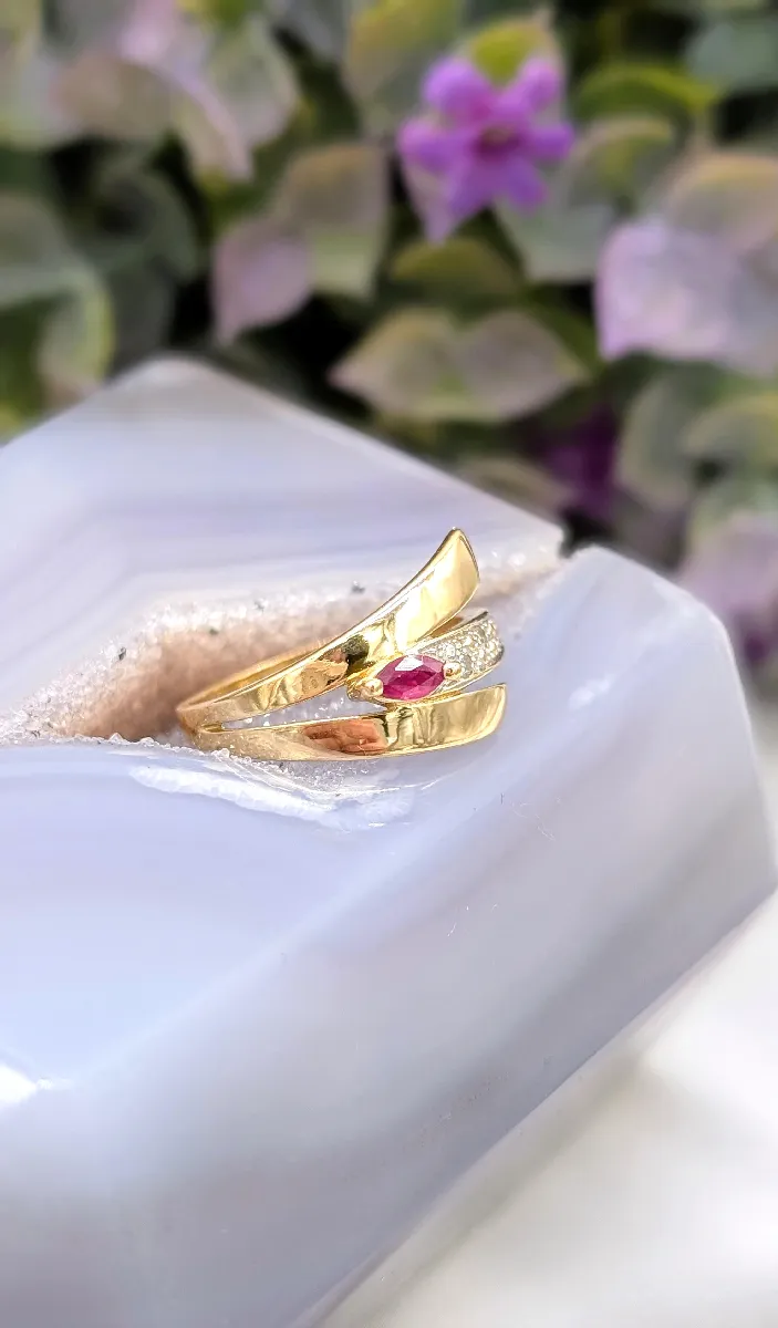 Bague Bombée Or 750/1000 (18 Carats) Sertie De 5 Lignes De Petits Rubis - 4,83g - Occasion