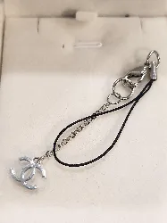 bijoux logo chanel pour sac ou telephone