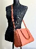 sac à main lancaster sierra en cuir couleur saumon à bandoulière amovible