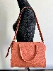 sac à main lancaster sierra en cuir couleur saumon à bandoulière amovible