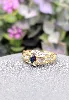 bague deux or sertie d'un saphir et deux petits diamants or 750 millième (18 ct) 1,44g
