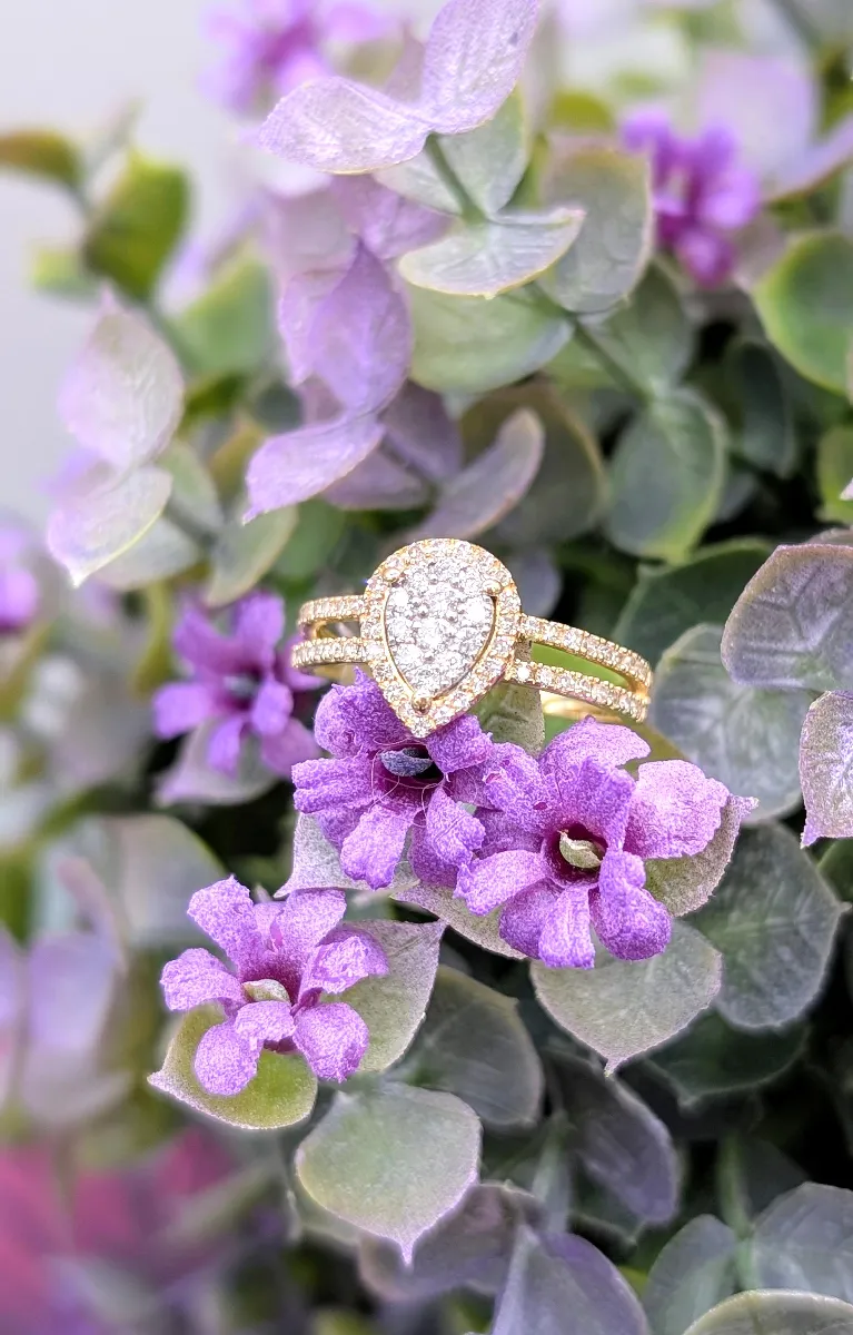 Bague En Or 18k (750) Deux Tons Motif Poire Pavée De Diamants - Poids 2.22
