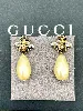 boucles d'oreilles pendantes gucci en métal or vieilli logo gg motif abeill et perle synthétique en forme goutte d'eau style baroq
