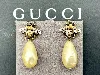 boucles d'oreilles pendantes gucci en métal or vieilli logo gg motif abeill et perle synthétique en forme goutte d'eau style baroq