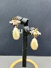 boucles d'oreilles pendantes gucci en métal or vieilli logo gg motif abeill et perle synthétique en forme goutte d'eau style baroq