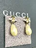 boucles d'oreilles pendantes gucci en métal or vieilli logo gg motif abeill et perle synthétique en forme goutte d'eau style baroq