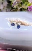 boucles d'oreilles puces en or blanc chacune sertie d'un saphir bleu facetté or 750 millième (18 ct) 0,99g