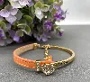 bracelet guess en acier doré et cuir orange orné d'un coeur en strass