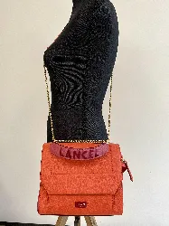 lancel ninon sac à rabat en cuir grainé orange et prune, bandoulière coulissante chaîne et cuir, poignée en cuir amovible