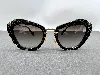 lunettes de soleil miu miu smu 04q avec des verres gris