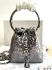 sac jimmy choo micro bon bon en cuir nappa métallisé argenté et poignée bracelet en métal