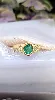 bague or centrée d'une émeraude d'environ 0,60ct épaulée de deux diamants d'environ 0,10ct au total or 750 millième (18 ct) 2,99g