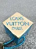 chouchou louis vuitton bleu et détailes dorés avec le nom de marque