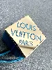chouchou louis vuitton bleu et détailes dorés avec le nom de marque