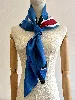 foulard yves saint laurent en soie fond bleu