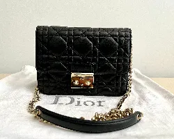 sac miss dior en cuir noir avec bandoulière chaîne amovible