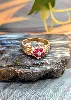 bague centrée d'un motif orné des rubis et oxydes or 750 millième (18 ct) 5,82g