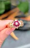 bague centrée d'un motif orné des rubis et oxydes or 750 millième (18 ct) 5,82g