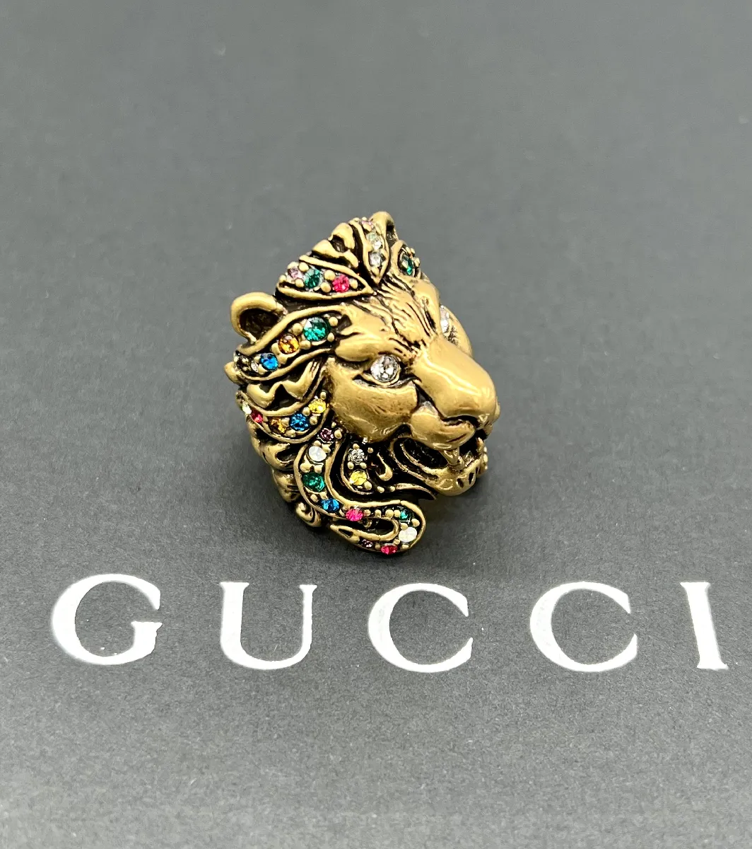 Bague Gucci en métal or vieilli motif tête de lion sertie des