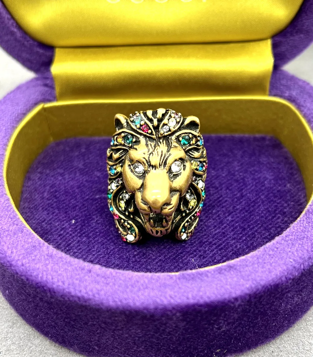 Bague Gucci en métal or vieilli motif tête de lion sertie des