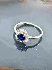 bague solitaire en argent centrée d'un oxyde bleu entourée de petits oxydes argent 925 millième (22 ct) 1,86 g