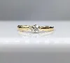 bague solitaire or centrée d'un diamant d'environ 0,28ct or 750 millième (18 ct) 2,46g