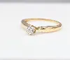 bague solitaire or centrée d'un diamant d'environ 0,28ct or 750 millième (18 ct) 2,46g