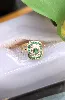 bague style art-déco en or centrée d'une émeraude entourée de petits diamants et émeraudes or 750 millième (18 ct) 3,41g