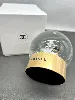 boule a neige chanel sur socle doré à décor d'un flacon de parfum n°5