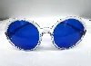 lunettes de soleil chanel avec des verres bleus et la monture et les branches transparentes