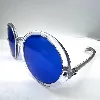 lunettes de soleil chanel avec des verres bleus et la monture et les branches transparentes