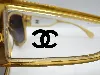 lunettes de soleil chanel avec des verres gris dégradés et la monture et les branches janues