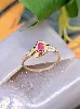bague 2 ors centrée d'un rubis épaulée de 4 petits diamants or 750 millième (18 ct) 2,29g