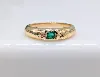 bague bombée en or centrée d'une petite émeraude taille rond or 750 millième (18 ct) 5,09g