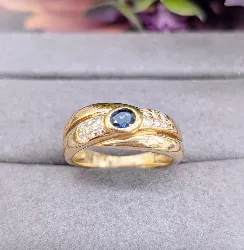 bague or centrée d'un saphir épaulé de 12 diamants or 750 millième (18 ct) 5,14g