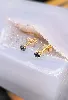 boucle d'oreilles puces chacune ornée d'un saphir or 750 millième (18 ct) 0,73g