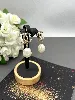 boucles d'oreilles chanel en clips logo cc en métal doré chacune avec d'une breloque perle synthétique