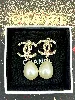 boucles d'oreilles chanel en clips logo cc en métal doré chacune avec d'une breloque perle synthétique