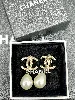 boucles d'oreilles chanel en clips logo cc en métal doré chacune avec d'une breloque perle synthétique