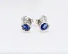 boucles d'oreilles en or blanc chacune sertie d'un saphir et un diamant d'environ 0,08ct chaque or 750 millième (18 ct) 1,54g