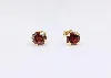 boucles d'oreilles puces en or chacune ornée d'une pierre de grenat ronde or 750 millième (18 ct) 0,51g