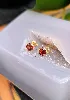 boucles d'oreilles puces en or chacune ornée d'une pierre de grenat ronde or 750 millième (18 ct) 0,51g