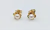 boucles d'oreilles puces forme fleur chacune centrée d'une perle de culture or 750 millième (18 ct) 0,53g