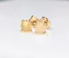 boucles d'oreilles puces or chacune sertie d'une opale ronde or 750 millième (18 ct) 0,60g