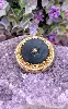 broche ronde centrée d'un onyx or 750 millième (18 ct) 8,27g