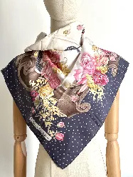 carré / foulard dior motif floris, dand des tons dominants gris violet et rose