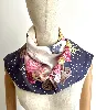 carré / foulard dior motif floris, dand des tons dominants gris violet et rose