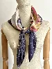 carré / foulard dior motif floris, dand des tons dominants gris violet et rose