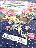 carré / foulard dior motif floris, dand des tons dominants gris violet et rose