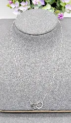 chaîne en or blanc pendentif en 2 anneaux entrelacés sertis de diamants noirs et blancs et oxydes or 750 millième (18 ct) 1,82g